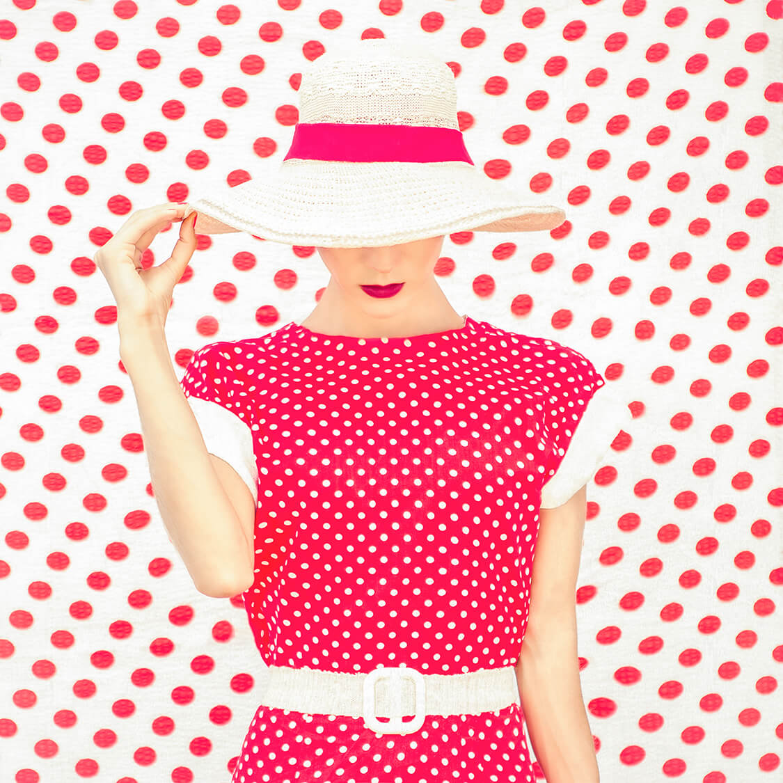 fashion-polka-dots-woman-2024-09-12-07-23-48-utc